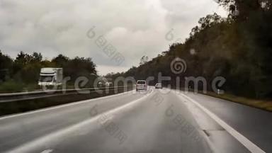 在恶劣<strong>的</strong>雨天<strong>高速行驶的高速</strong>公路上，银色MPV<strong>汽车</strong>